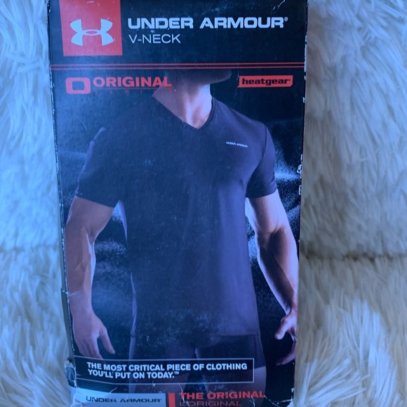 BNWT Mens Under Armour black v-neck Heatgear™️ ORIGINAL short sleeve t-shirt. - Picture 5 of 5